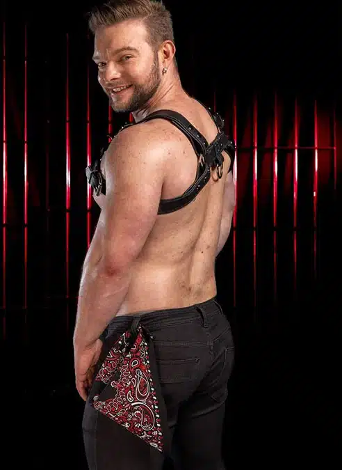 Mr. S Neck Hanky with Zipper Pocket Black / Red