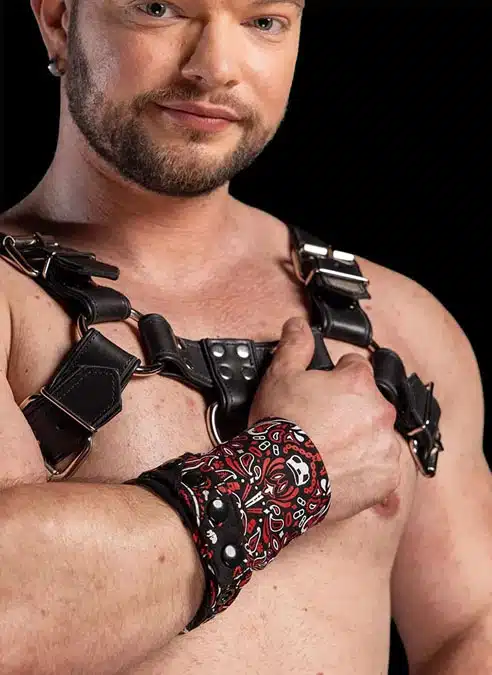 Mr. S Neck Hanky with Zipper Pocket Black / Red